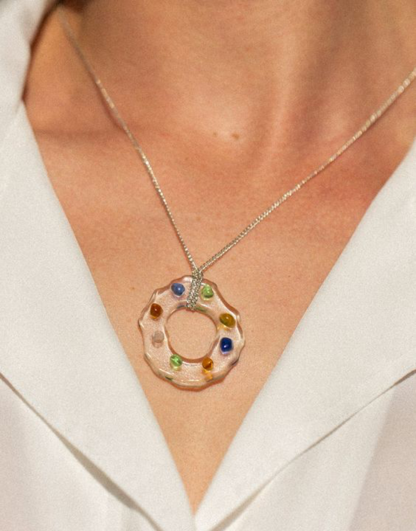 glass necklage silver on woman neck